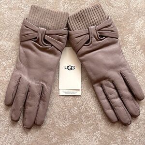 Brand New UGG Genuine Leather Taupe Touchscreen Tech Gloves Bow Neutral Ribbed